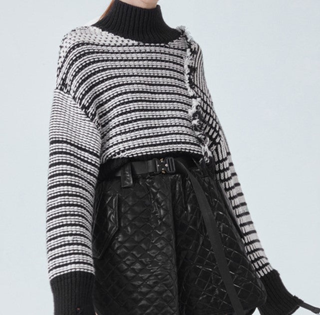 AVANT LOOK VERTICAL FRINGE CROP SWEATER