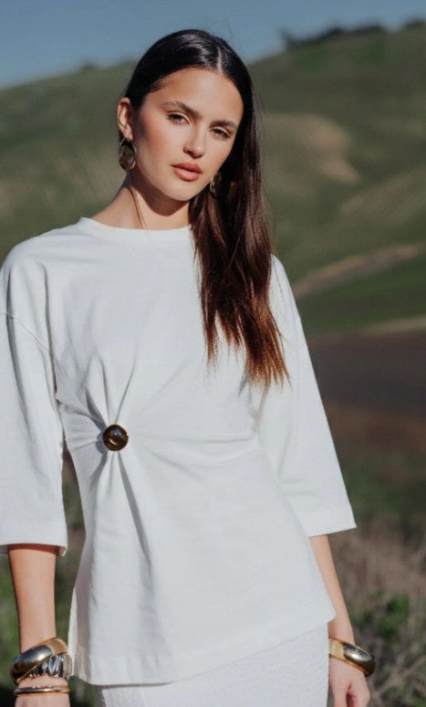 RAVE ON TREND BROOCH GATHER TEE