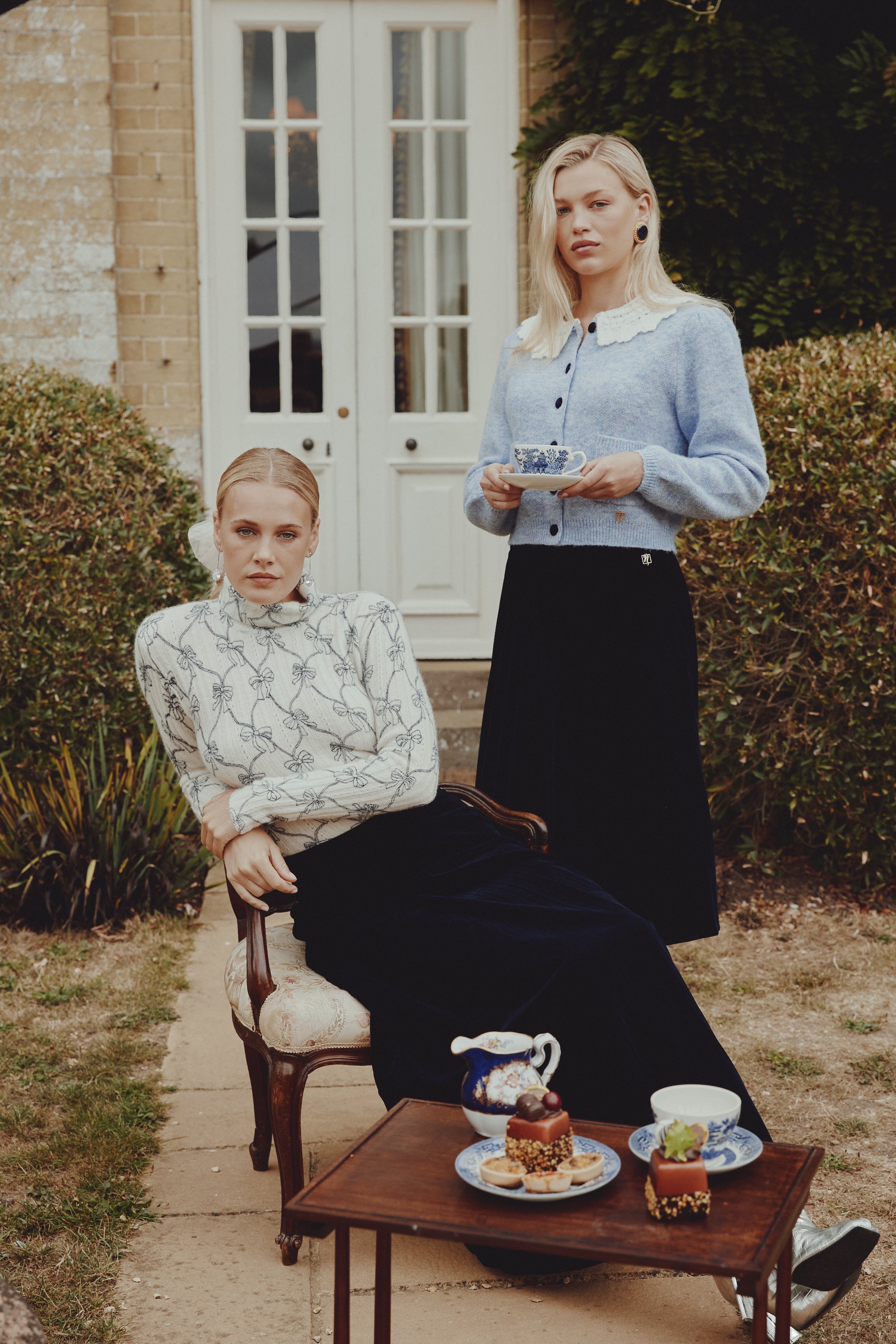 NOIR BUTTONDOWN SWEATER W CROCHET COLLAR