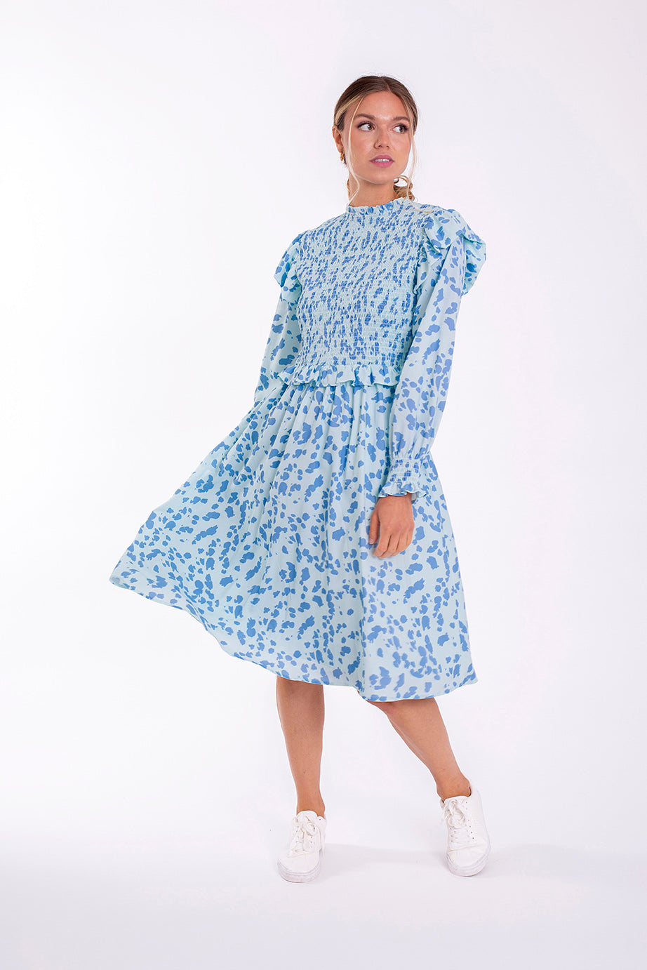 MAPLE & CLIFF PRINTED SMOCKED DRESS W RUFFLE SHOULDER